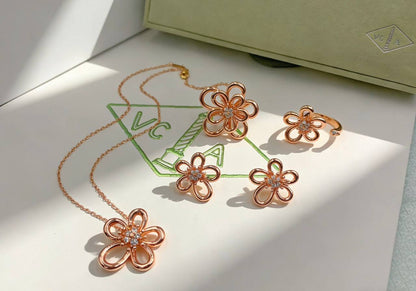 VCA MASTER
SET✨💫
NECKLACE 
2 RINGS 
EARRINGS
With BOX AND PAPER BAG🎁🛍️
190 DHS🇦🇪🇦🇪 💥

Zain89
♥️♥️♥️