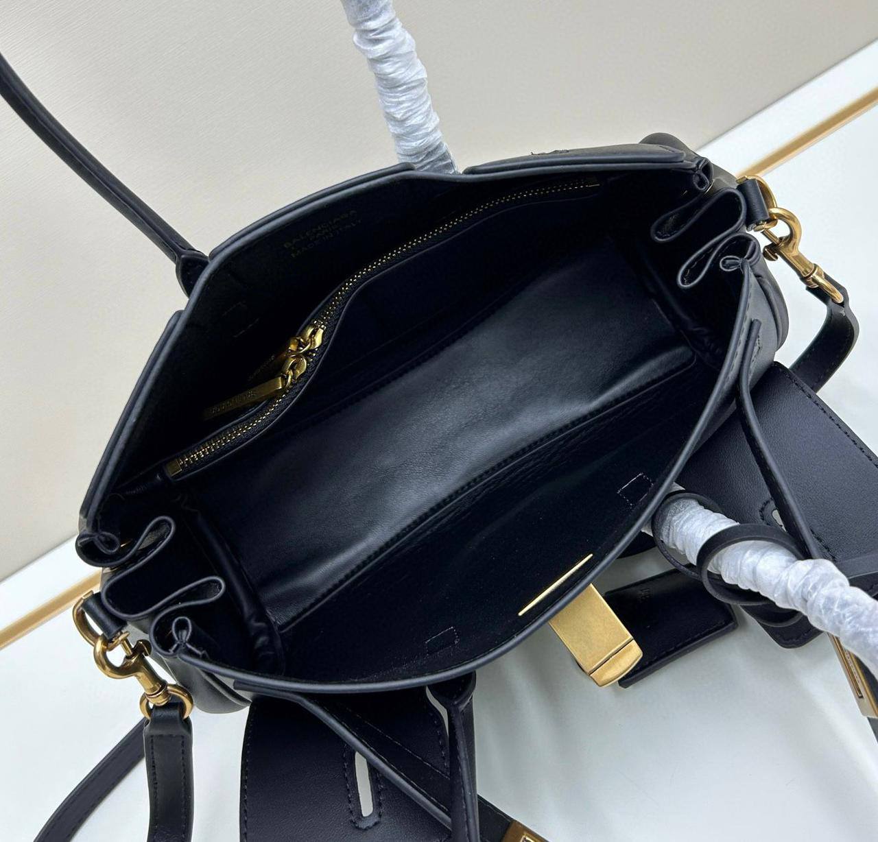 BALENCIAGA

 Bel Air small size copy one 
150 dhs❣️

Zain39
♥️♥️♥️