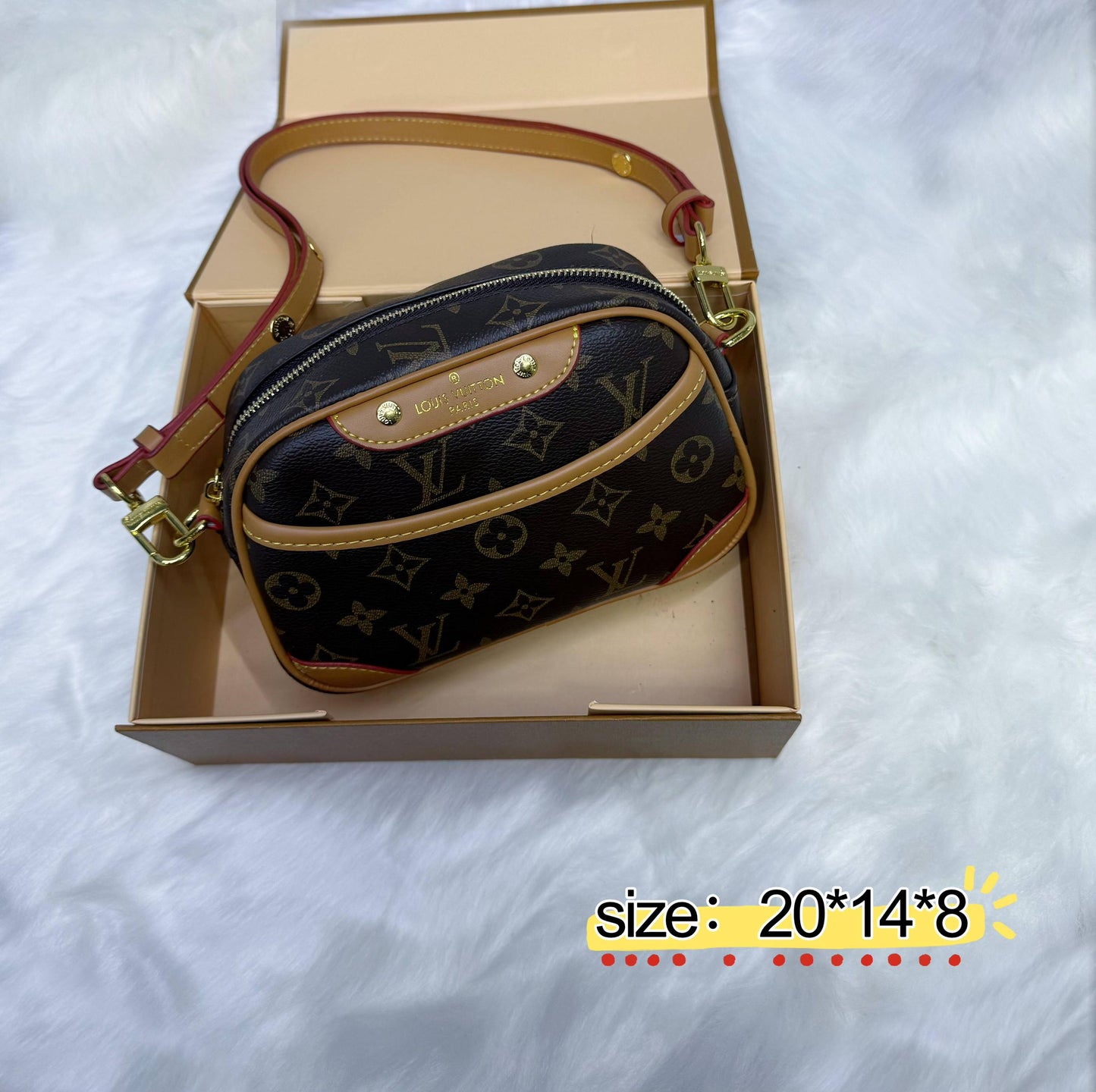 LV

✨✨NEW ✨✨

95 dhs❣️

with box
🎁🎁🎁

Zain38
♥️♥️♥️