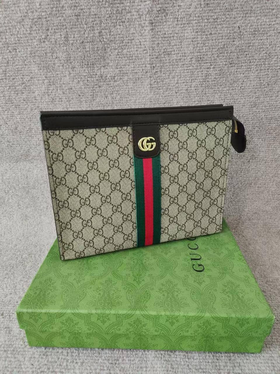 💖 Brand Clutch
1️⃣ First quality +🎁
Size : 28 * 18.5 cm
60 dhs🌺
with box 🎁

Zain115
♥️♥️♥️