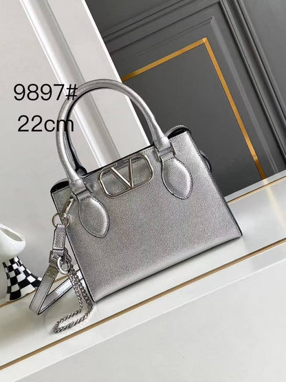 Valentino

240 dhs🇦🇪🇦🇪

Zain153
♥️♥️♥️