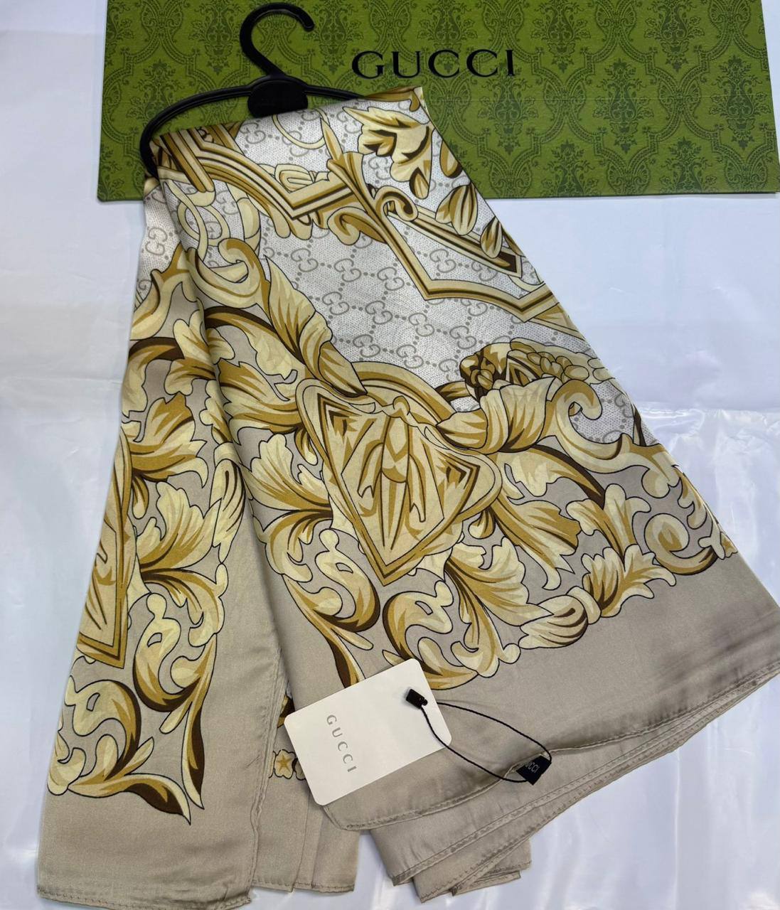 LV - Gucci
Silk scarf 
40 dhs✅
55 dhs✅ 

with box🎁🎁🎁

Zain93
♥️♥️♥️