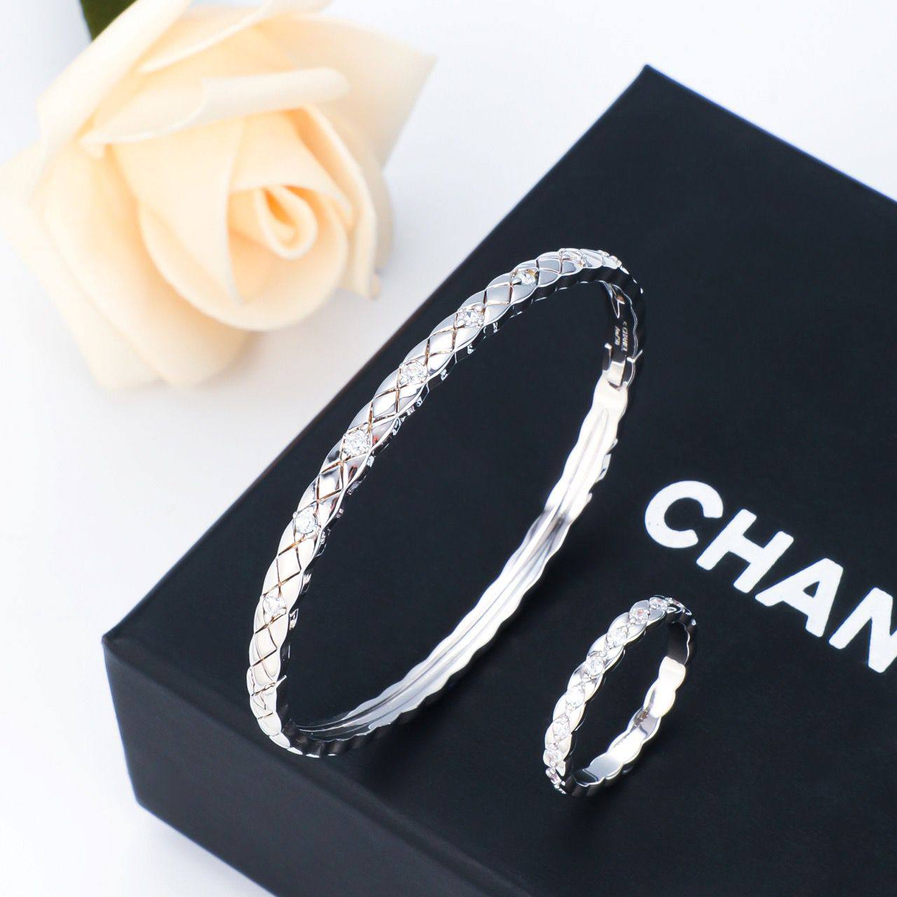 Chanel
BANGLE AND RING

65 dhs🪙🌨️

Zain89
♥️♥️♥️