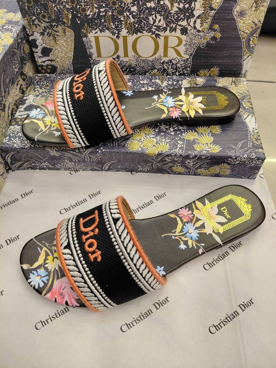 Dior Slipper
Size 36 To 41
95 dhs🇦🇪🇦🇪

Zain120
♥️♥️♥️