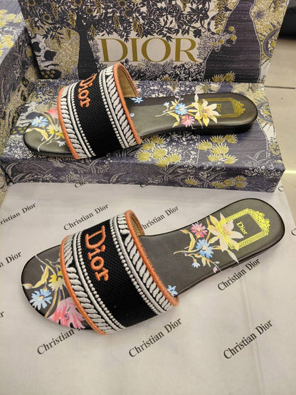 Dior Slipper
Size 36 To 41
95 dhs🇦🇪🇦🇪

Zain120
♥️♥️♥️