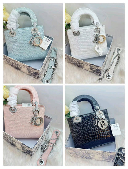 Dior
110 dhs✅
with box
size 17cm

Zain26
♥️♥️♥️