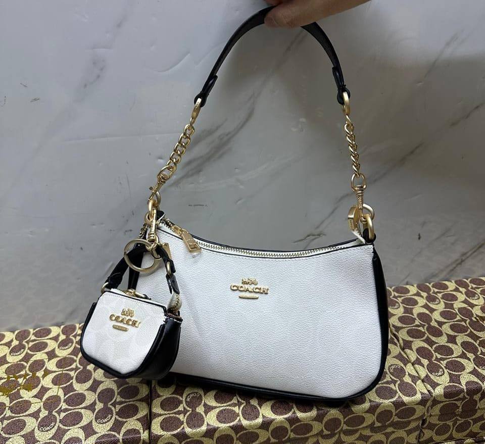 Coach

with box
🎁🎁🎁

95 dhs🪙🌨️

Zain143
♥️♥️♥️