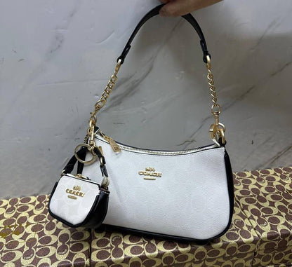 Coach

with box
🎁🎁🎁

95 dhs🪙🌨️

Zain143
♥️♥️♥️