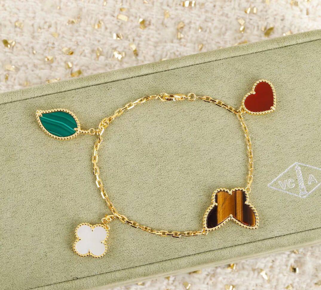 VCA ❤️‍🔥*
Bracelet 🐦‍🔥
Master quality 💯
With normal boxes 📦 
70 dhs✅

With master box 🗃️ 
95 dhs✅

Zain216
♥️♥️♥️