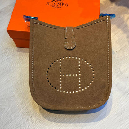 Hermes Evelyne

18cm

90 dhs
with BOX
🎁🎁🎁


Zain44
Zain254
♥️♥️♥️