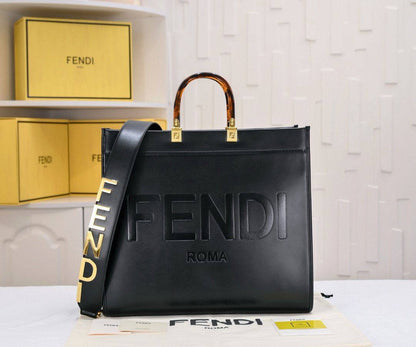 FENDI 
HIGH QUALITY
130 dhs✅

Zain39
♥️♥️♥️