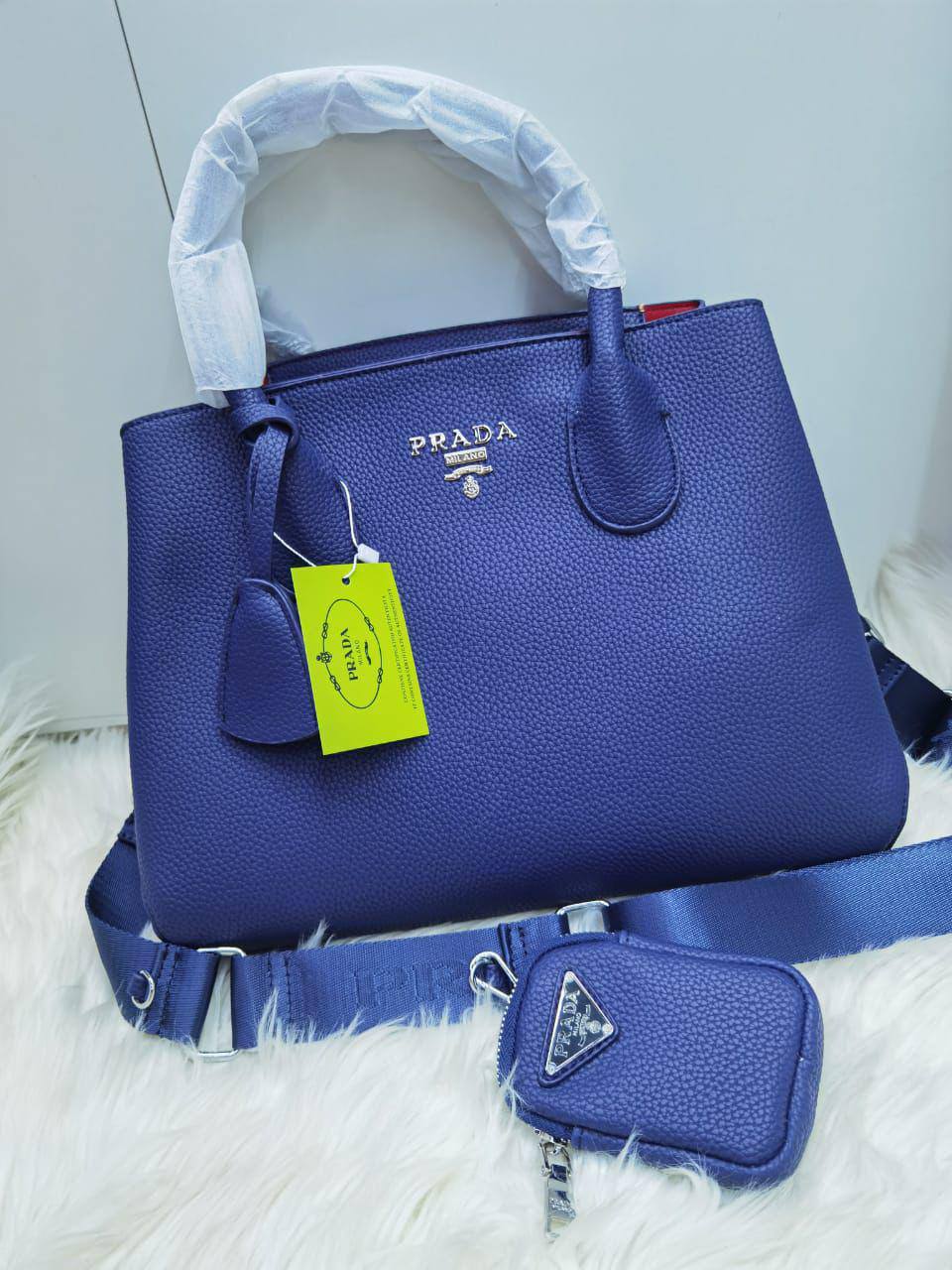 💞 Prada big 2 in 1
 1⃣️ First quality 
Size : 34 * 25* 20  cm
80 dhs✅

Zain115
♥️♥️♥️