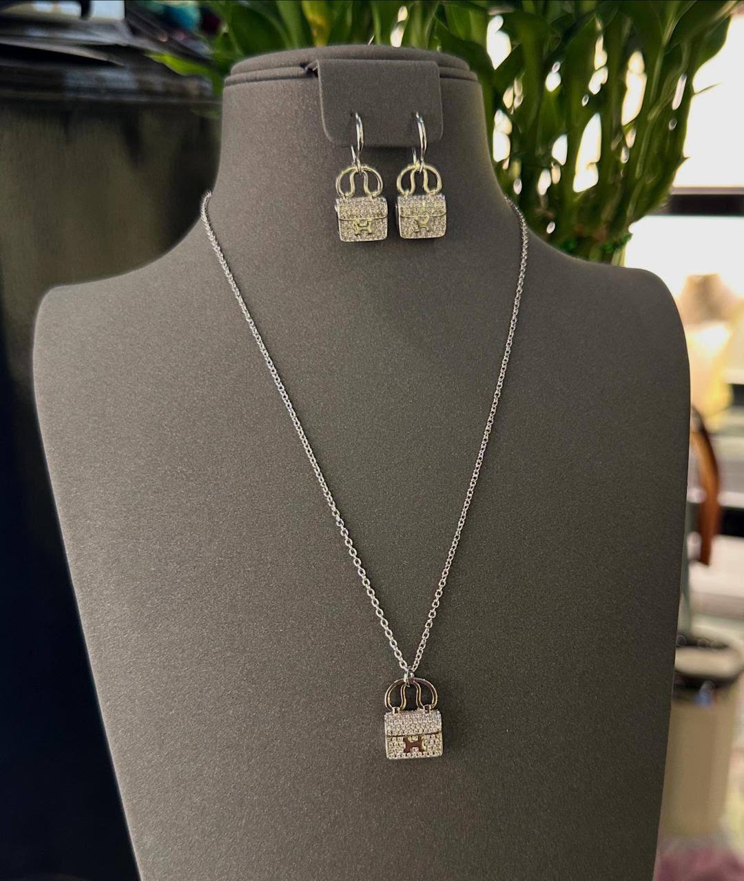Hermes ❤️‍🔥*
Necklace 🐦‍🔥
Earring🦋
Master quality 💯
With normal boxes 📦 
100 dhs💓
With master box 🗃️ 
120 dhs💓

Zain216
♥️♥️♥️