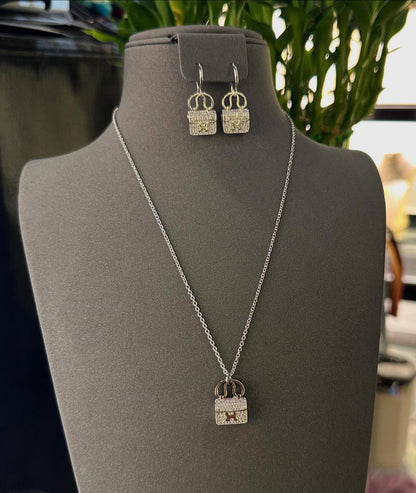 Hermes ❤️‍🔥*
Necklace 🐦‍🔥
Earring🦋
Master quality 💯
With normal boxes 📦 
100 dhs💓
With master box 🗃️ 
120 dhs💓

Zain216
♥️♥️♥️