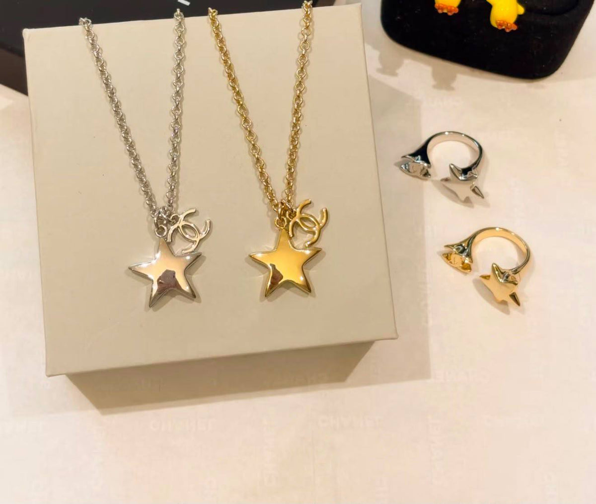 Chanel set

Necklace 
Ring adjustable 💍 
Master quality 


100 dhs🇦🇪🇦🇪

normal box 📦
Zain48
♥️♥️♥️