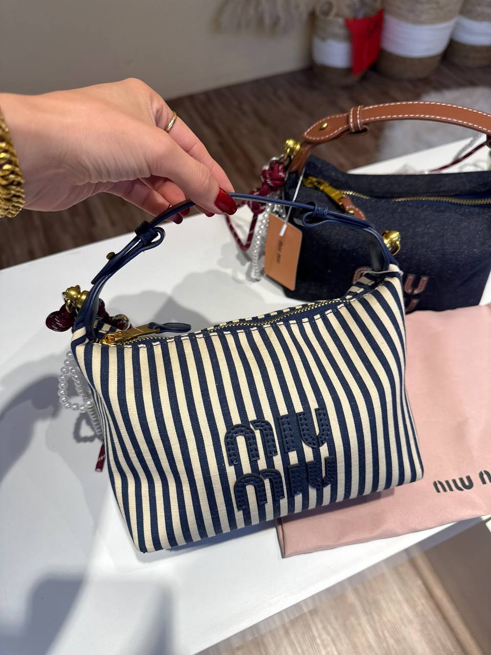 Miu miu

210 dhs

Zain95

اطلبوها من الوتس المثبت في الأعلى👆🏻👆🏻

تواصلو معنا 👈🏻 Zain 
For order WhatsApp pinned 👆🏻

♥️♥️♥️

Zc