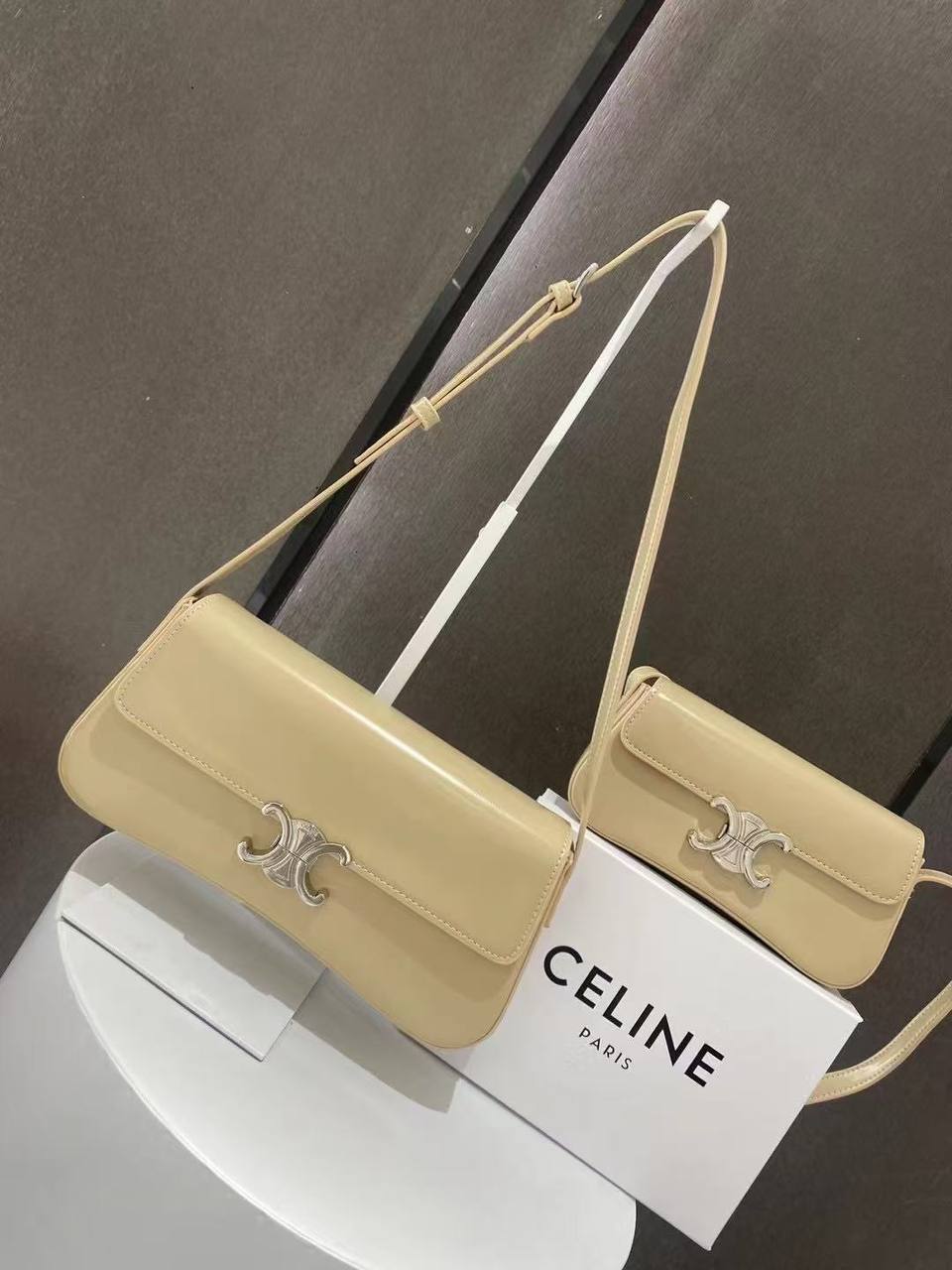 CELINE
110 dhs✅
Best quality 
with box🎁

small size 21 CM
big size 28 CM

Zain90
♥️♥️♥️