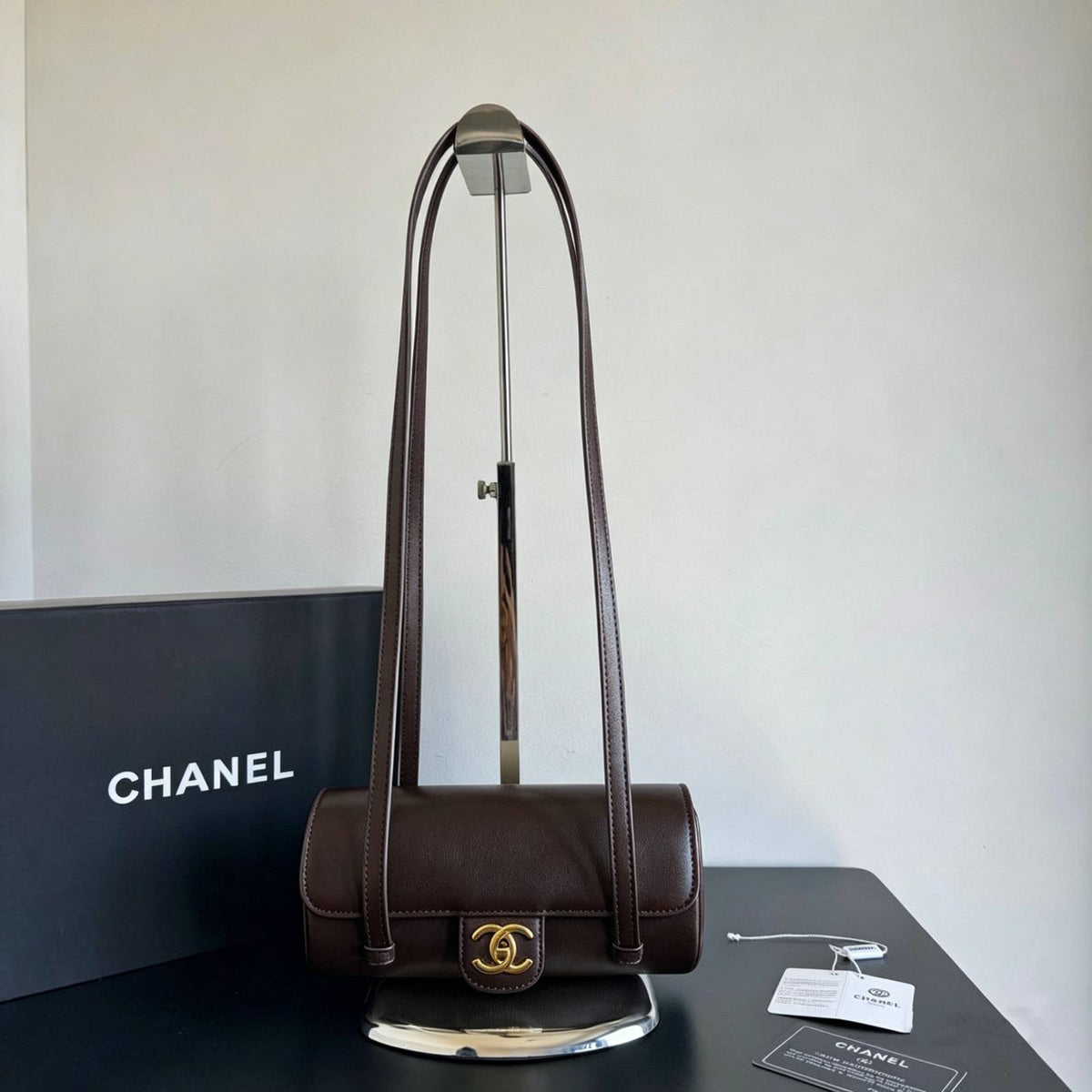 CHANEL

Best quality
 with box
115 dhs🇦🇪🇦🇪

size 20CM

Zain290
♥️♥️♥️