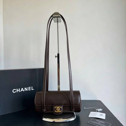 CHANEL

Best quality
 with box
115 dhs🇦🇪🇦🇪

size 20CM

Zain290
♥️♥️♥️