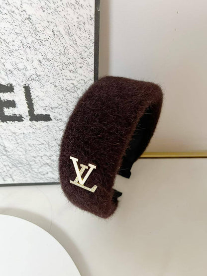 Headband 🔥*
good quality 💯

With paper bag 🛍️
20 dhs🪙🌨️
With master box 🗃️ 
40 dhs🪙🌨️

Zain216
♥️♥️♥️