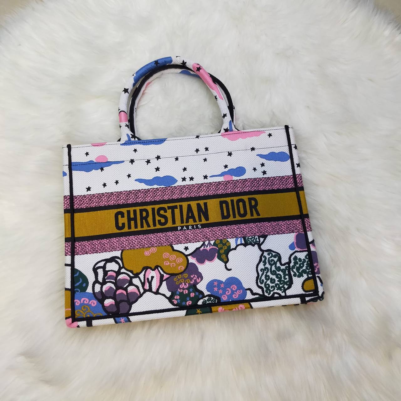 Dior
High quality
135 dhs✅
Size 35cm

Zain235
♥️♥️♥️
