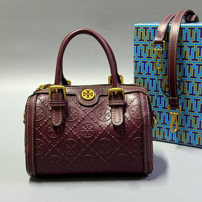 TORY BURCH 

NEW CAME 

WITH BOX  
🎁🎁🎁

90 dhs🪙💕
SIZE: 18cm

Zain39
♥️♥️♥️