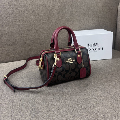Coach
95 dhs✅
with box
size 18cm

Zain26
♥️♥️♥️