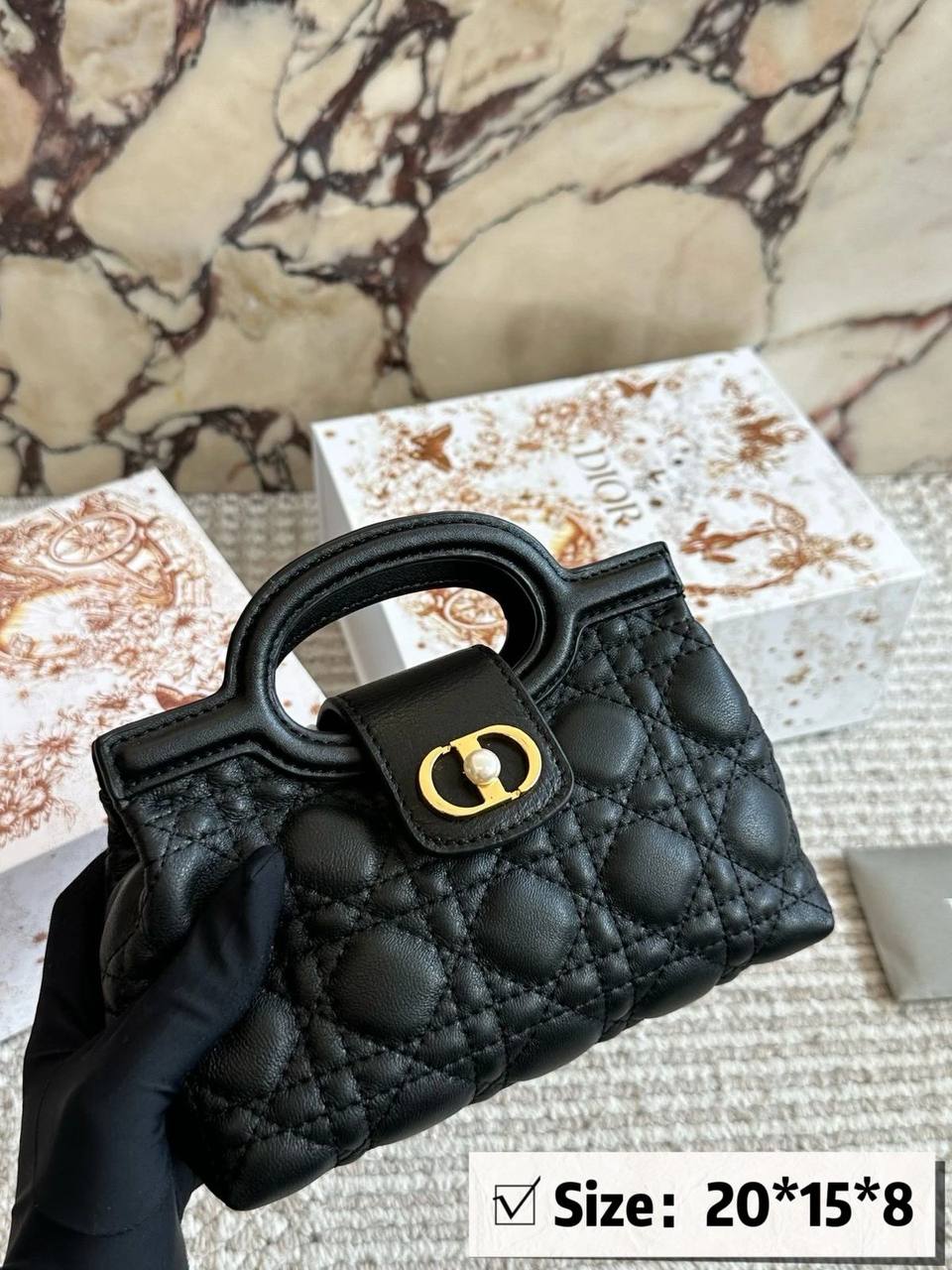 Dior
110 dhs✅ 

with box
🎁🎁🎁

Zain46
♥️♥️♥️