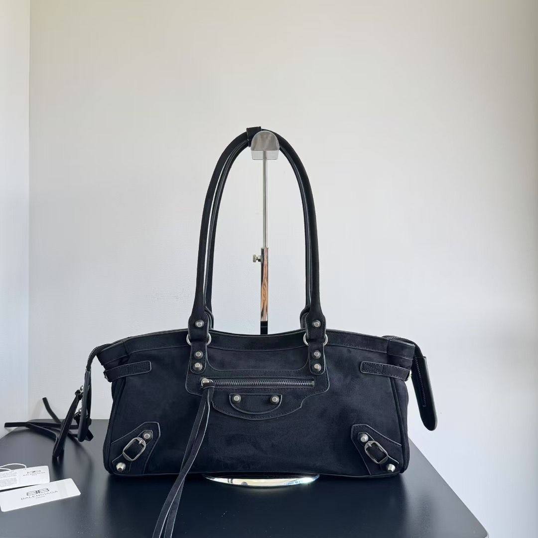 BALENCIAGA 

COPY ONE 

NEW CAME 

160 dhs🪙🌨️

Zain39
♥️♥️♥️