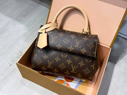 LV 
20*9*15cm
120 dhs✅ 
with FOLDING BOX🎁

Zain44
♥️♥️♥️