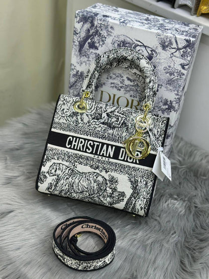 Dior

with box
🎁🎁🎁

120 dhs✅

Zain224
♥️♥️♥️