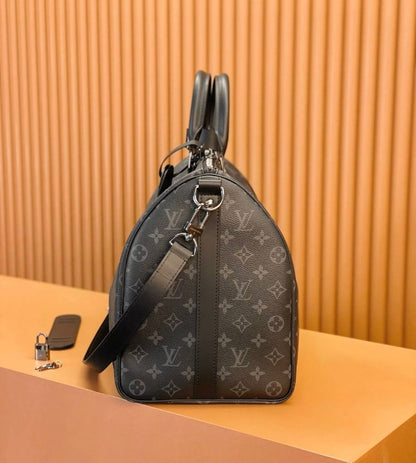 LV

TRAVELLING BAG 

COPY ONE 
 50CM 
150 dhs✅

Zain39
♥️♥️♥️