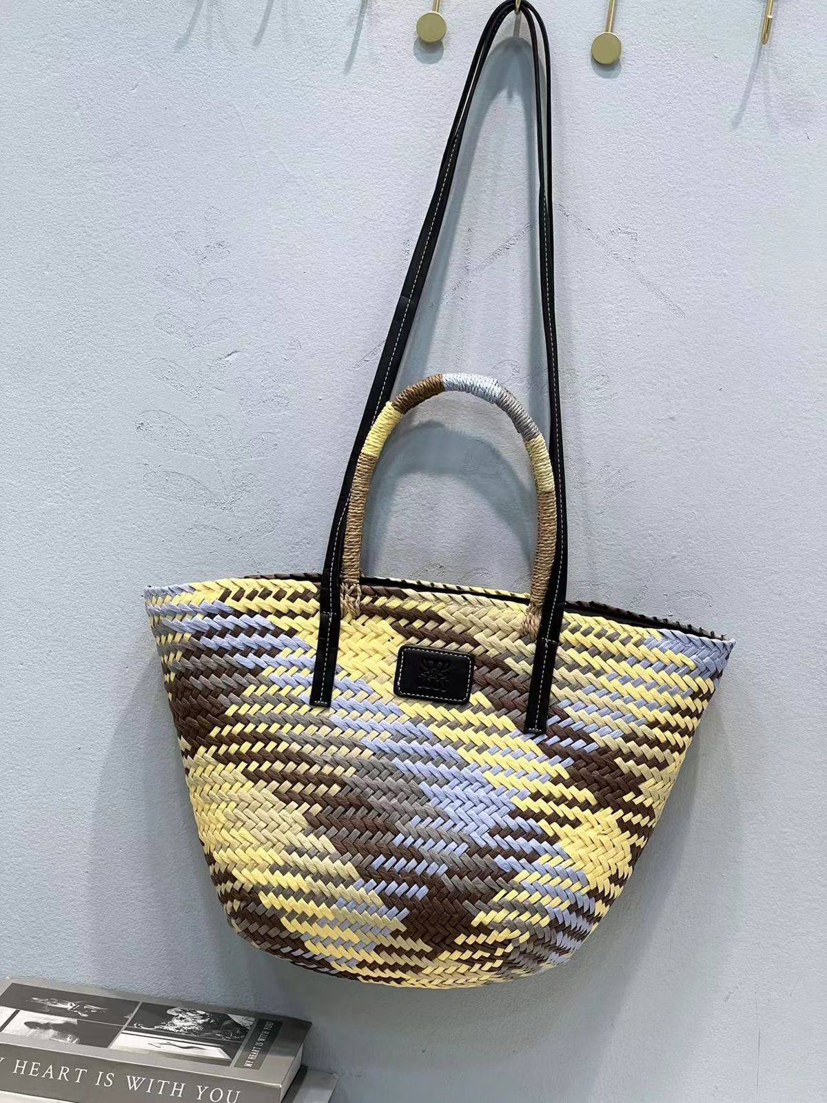 LOEWE 
BEACH BAG 
 GOOD QUALITY
110 dhs✅

Zain39
❣️❣️❣️