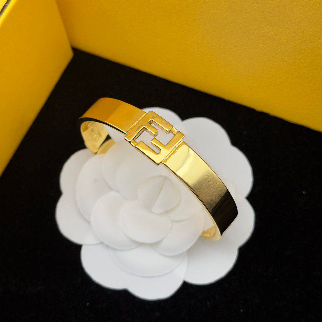 Fendi Bangle 
Master 
60 dhs🪙💕 
With Box And Paper Bag
🎁🎁🎁

Zain89
♥️♥️♥️