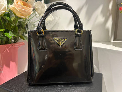 PRADA 

With box
🎁🎁🎁

75 dhs✅

Zain44
♥️♥️♥️