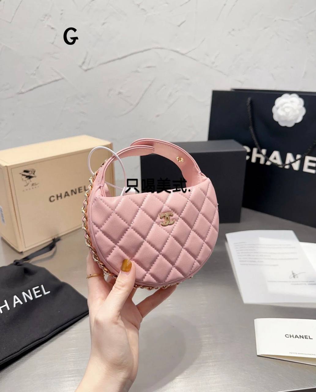 Chanel
good quality, 

with folding box, 
🎁🎁🎁

size  20*14 cm
100 dhs🪙🌺

Zain12
♥️♥️♥️