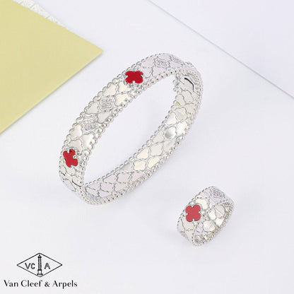 VCA ❤️‍🔥*
Bangle 🌊
Ring 💍 size available 👇
6,7,8,9
With normal boxes 📦 
110 dhs❣️
With master box 🗃️ 
135 dhs❣️

Zain216
♥️♥️♥️