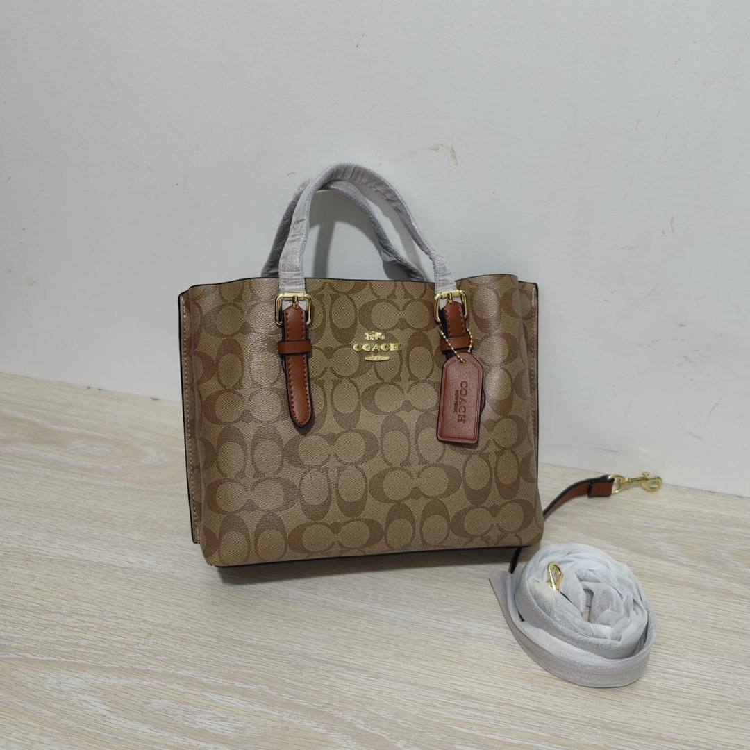 Coach
95 dhs✅
size 25×9×21cm

Zain42
♥️♥️♥️