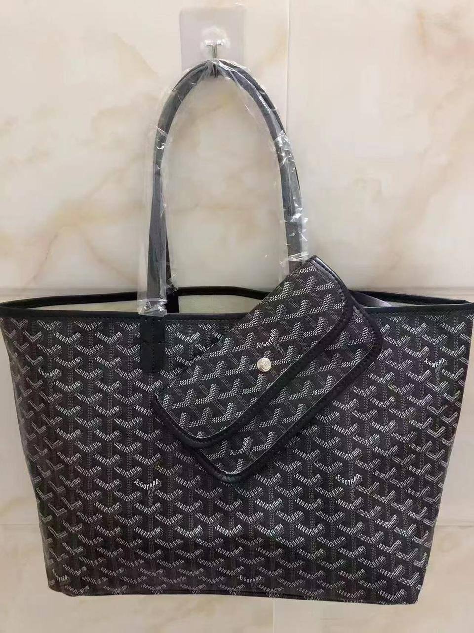 Goyard
85 dhs❤️

Zain143
♥️♥️♥️