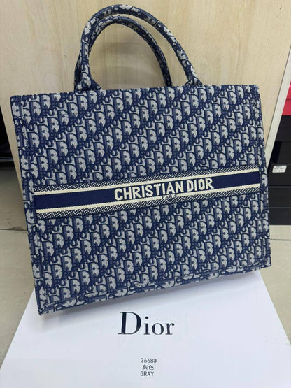 💎Christian Dior 
High quality +🎁
Big Size: 41 * 31 cm
80 dhs🪙🌨️
with box 🎁

Zain115
♥️♥️♥️