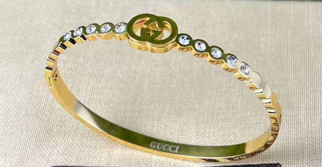 Bangle 🌊*
Stainless steel 💯
Non tarnish 💥
With black boxes 🗃️ 
20 dhs🪙🌨️
With normal boxes 📦 
And paper bag 🛍️
30 dhs🪙🌨️

Zain216
♥️♥️♥️
