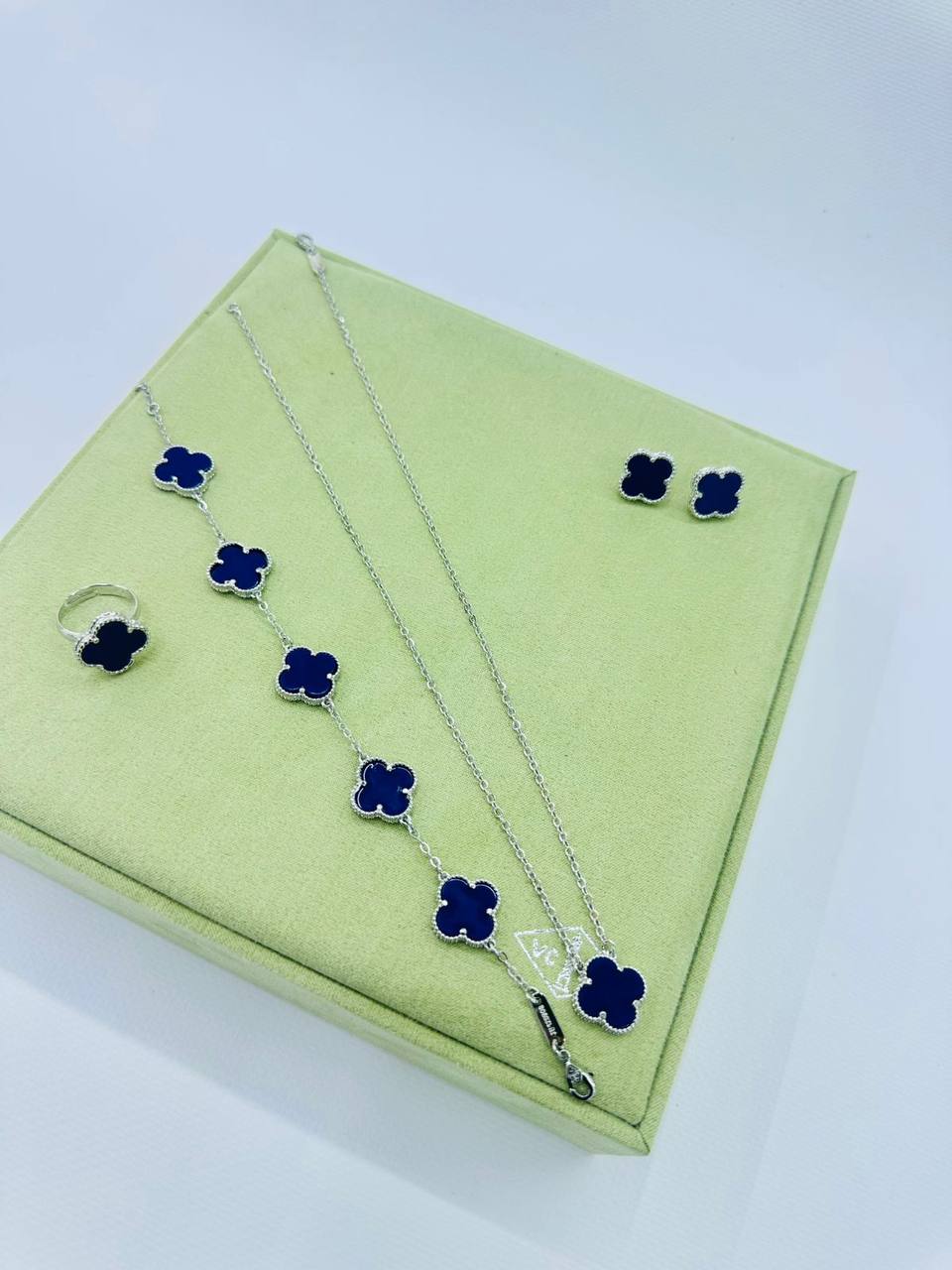 VCA SET ❤️‍🔥*
Necklace 🌸
Earring ✨
Bracelet 🍁
Ring 💍 free size ❣️
Stainless Steel 💯
Non tarnish 💯
With normal boxes 📦 
45 dhs✅
With master box 🗃️ 
75 dhs✅

Zain216
♥️♥️♥️