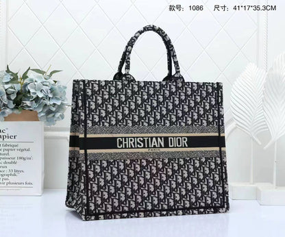 Dior

with box🎁🎁🎁

120 dhs🇦🇪
41cm

Zain143
♥️♥️♥️
