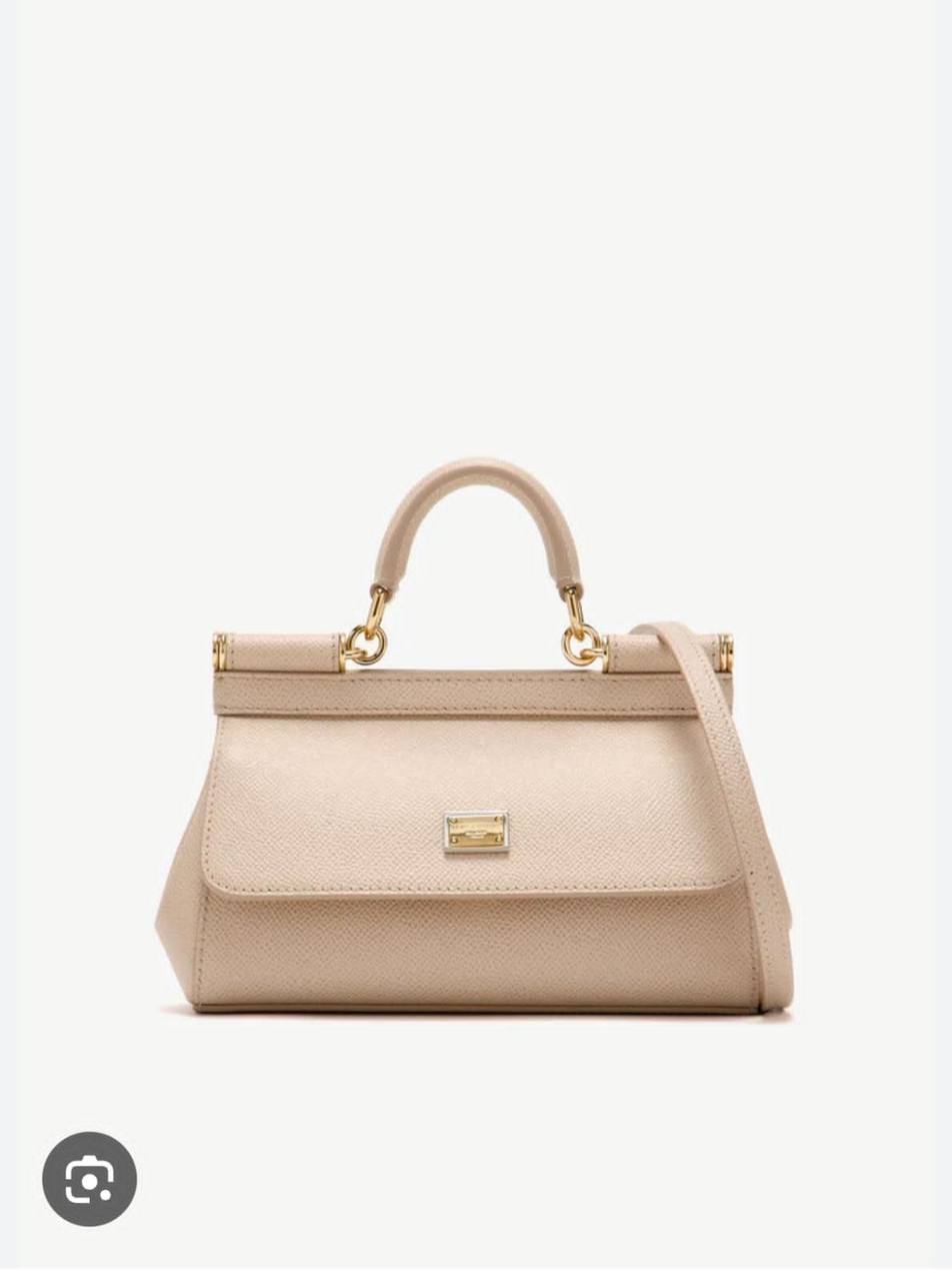 D&G
GOOD QUALITY 
110 dhs🇦🇪🇦🇪
SIZE 20CM

Zain200
♥️♥️♥️