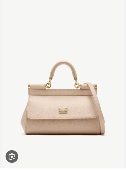 D&G
GOOD QUALITY 
110 dhs🇦🇪🇦🇪
SIZE 20CM

Zain200
♥️♥️♥️