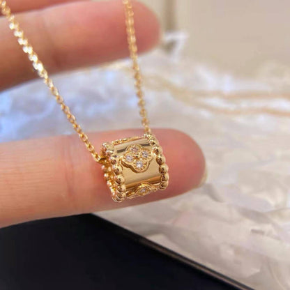 VCA ❤️‍🔥*
Necklace 🌸
Master quality 💯
With normal boxes 🗃️ 
50 dhs🪙🌨️
With master box 📦 
85 dhs🪙🌨️

Zain216
♥️♥️♥️
