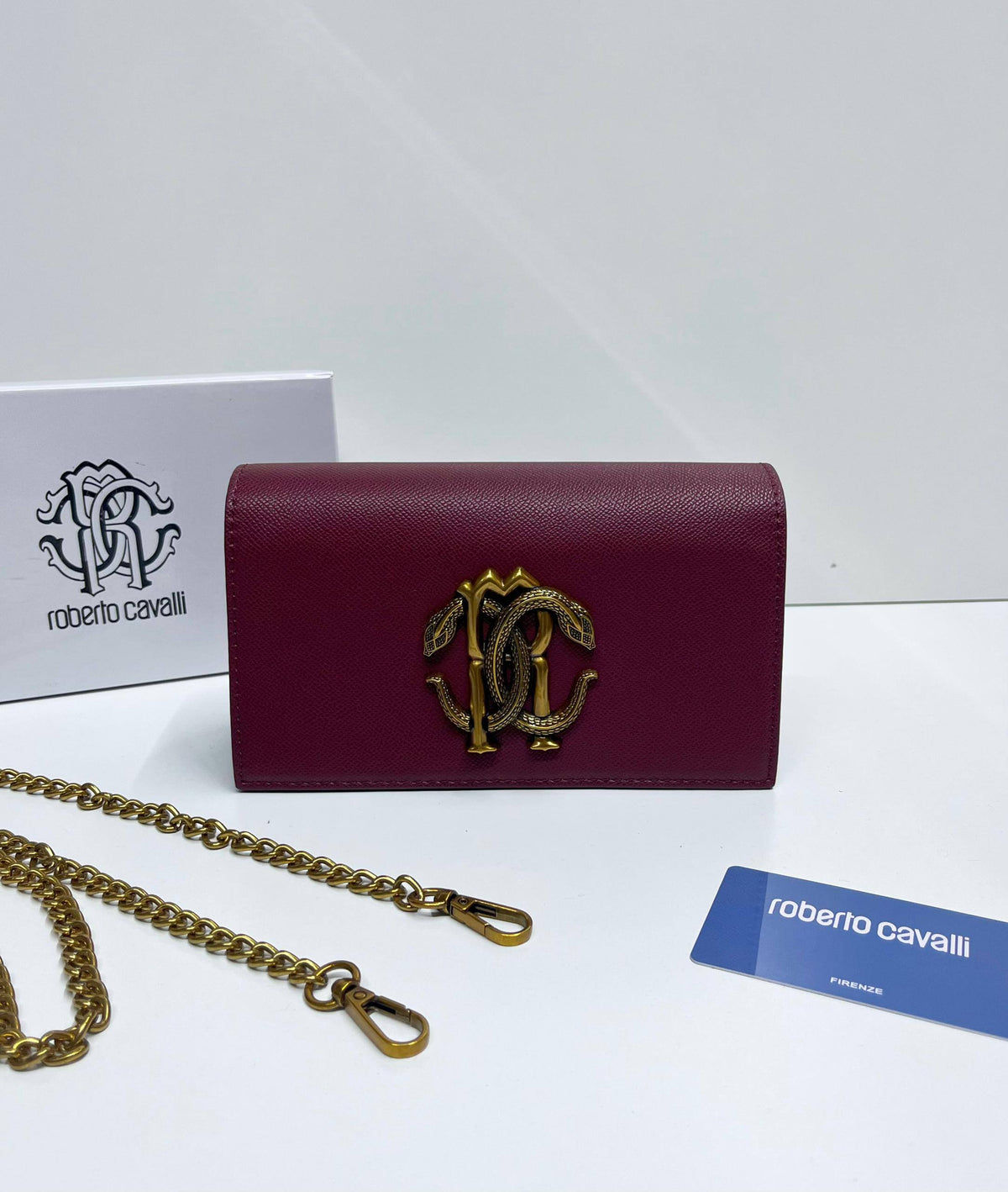 Roberto cavalli

with box

size 20×8×11cm
95 dhs🇦🇪🇦🇪

Zain213
♥️♥️♥️