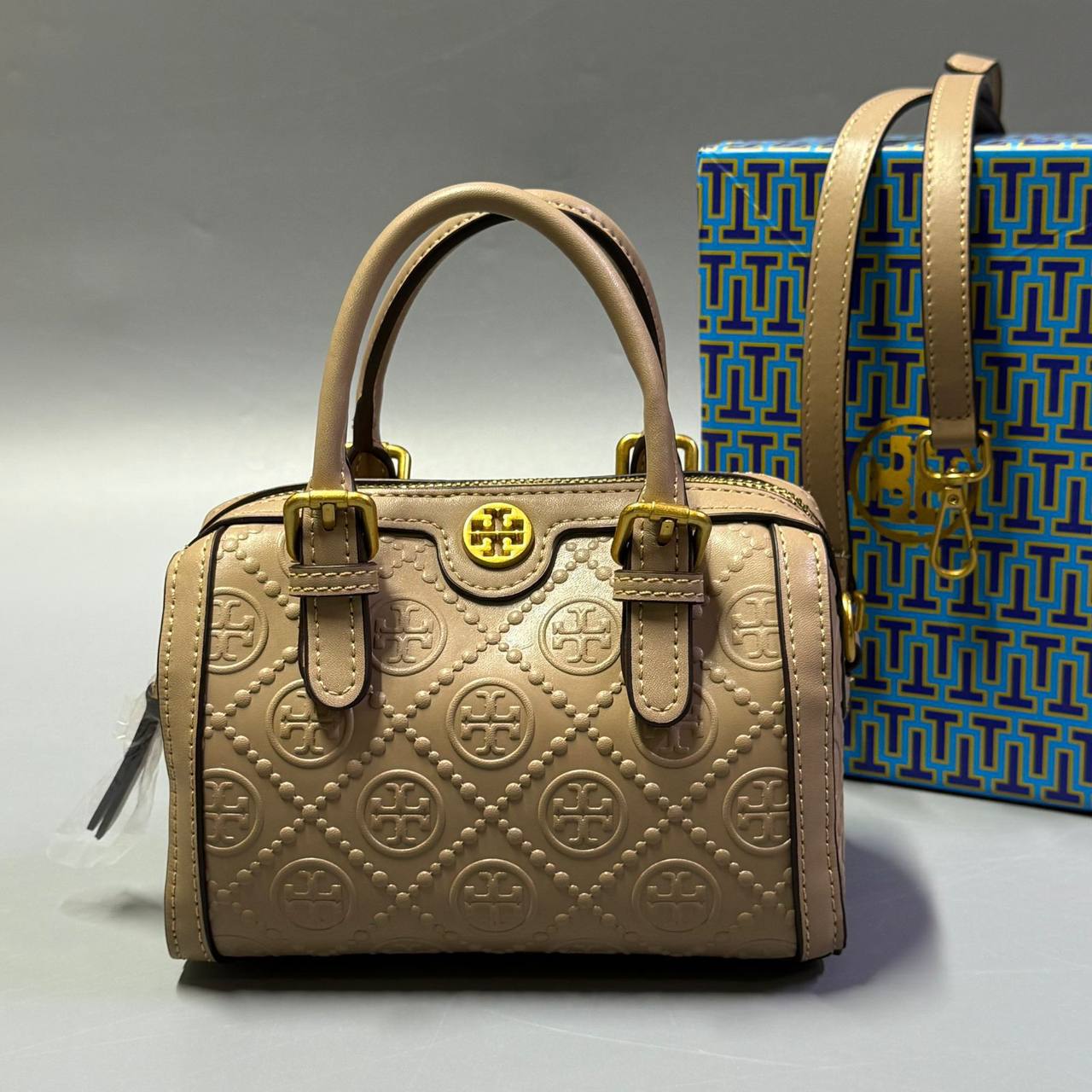 TORY BURCH 

NEW CAME 

WITH BOX  
🎁🎁🎁

90 dhs🪙💕
SIZE: 18cm

Zain39
♥️♥️♥️