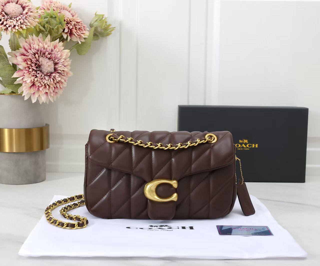 Coach 
Best quality 

with box’s 
🎁🎁🎁

100 dhs✅
size 25 CM

Zain290
♥️♥️♥️