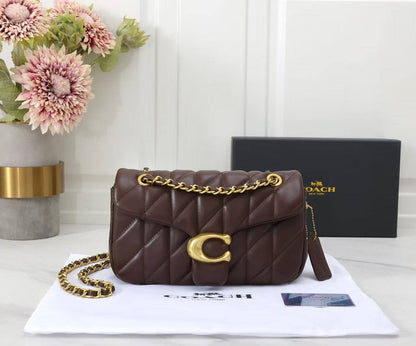 Coach 
Best quality 

with box’s 
🎁🎁🎁

100 dhs✅
size 25 CM

Zain290
♥️♥️♥️